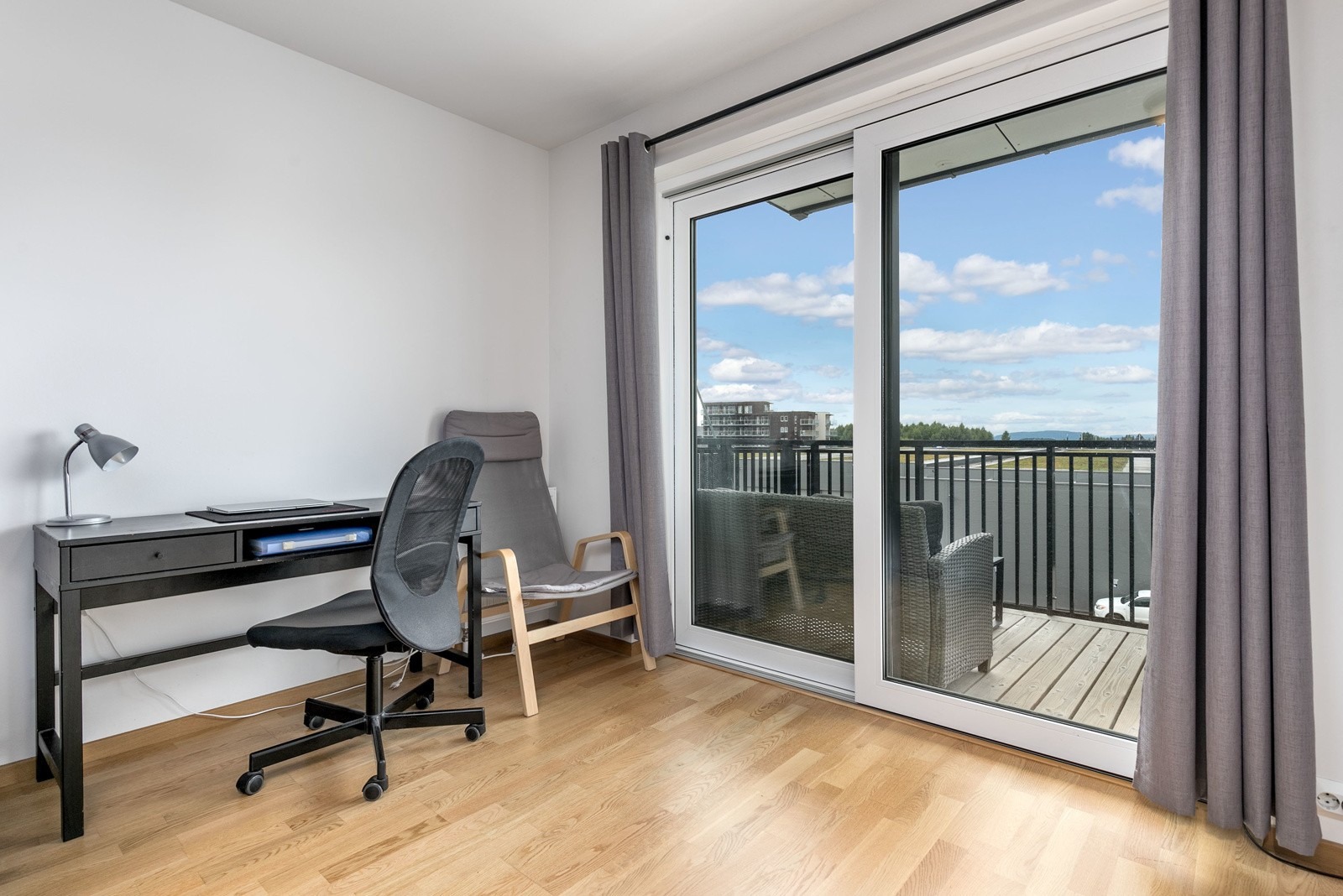 Oppvarming via fjernvarme tilknyttet radiatorer.